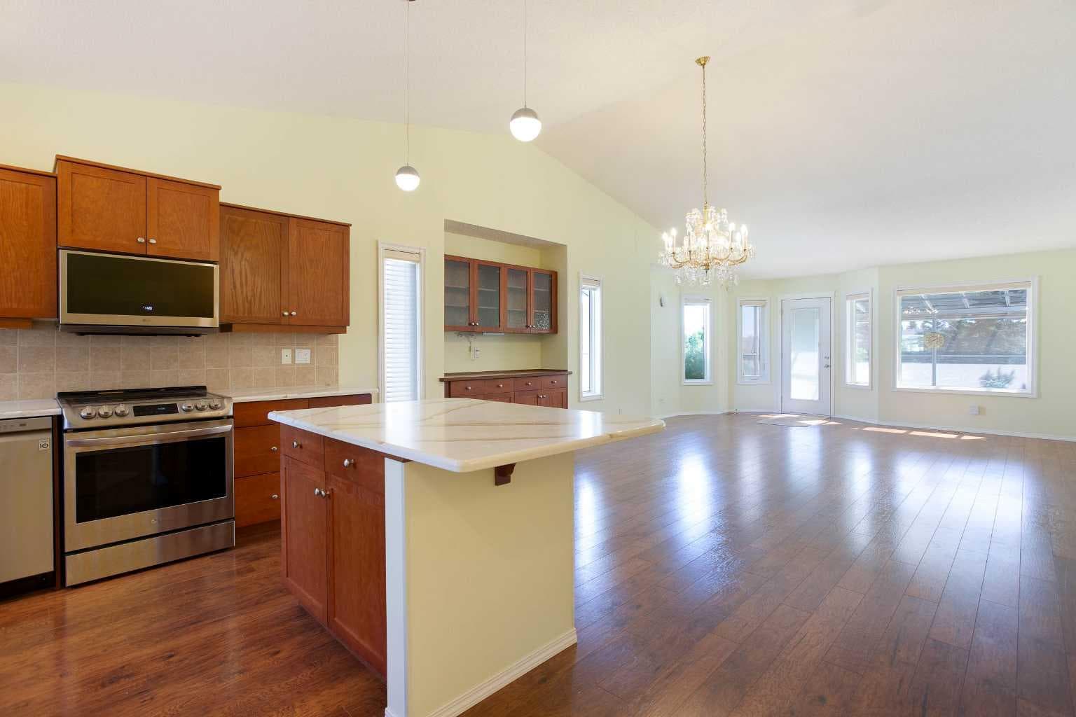 612 Riverside Boulevard NW — photo 3