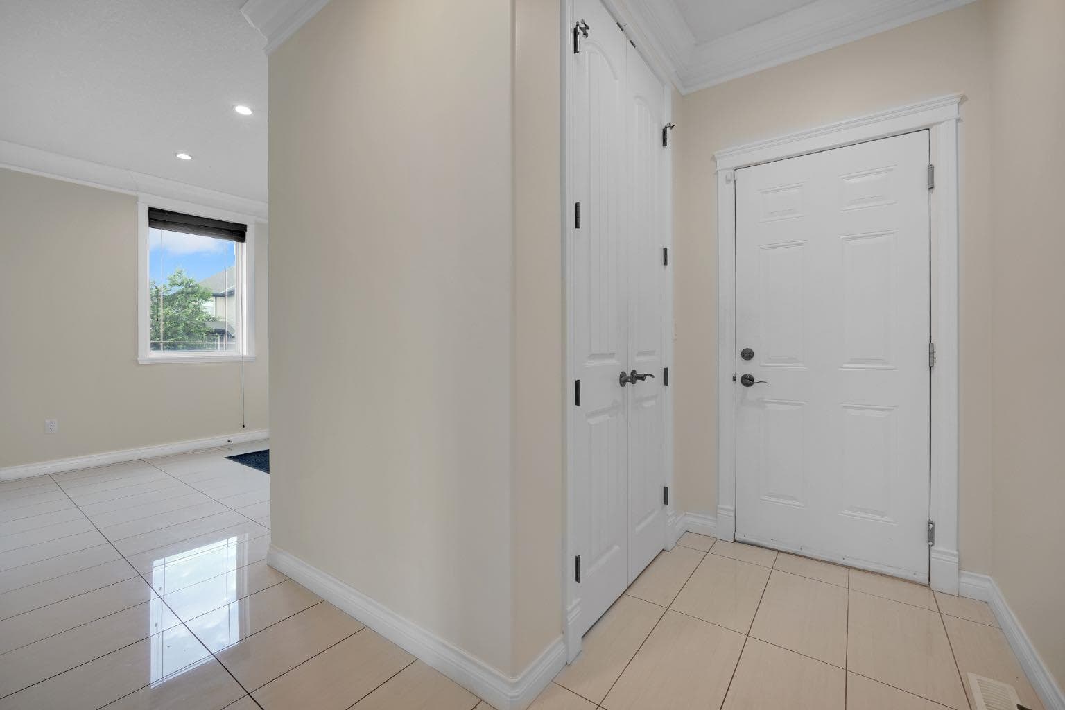 40 Baywater Court SW — photo 5