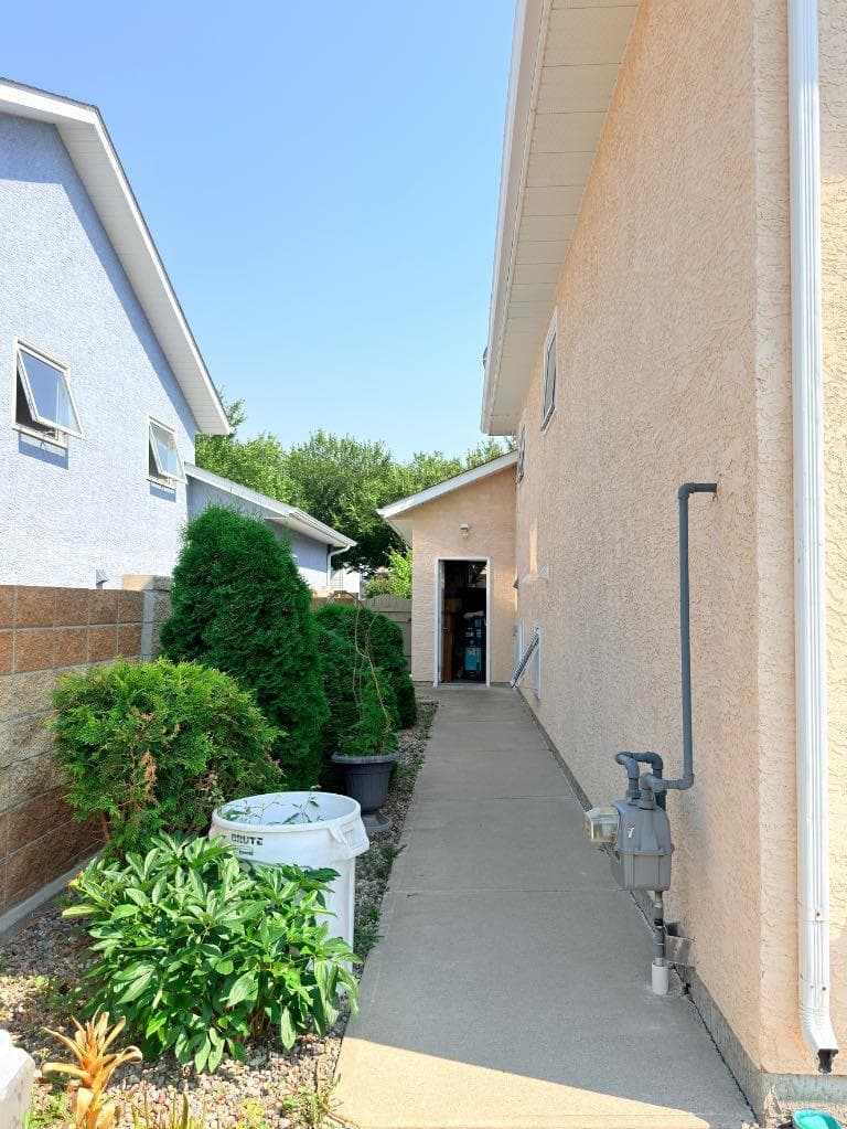 193 Uplands Boulevard N — photo 2