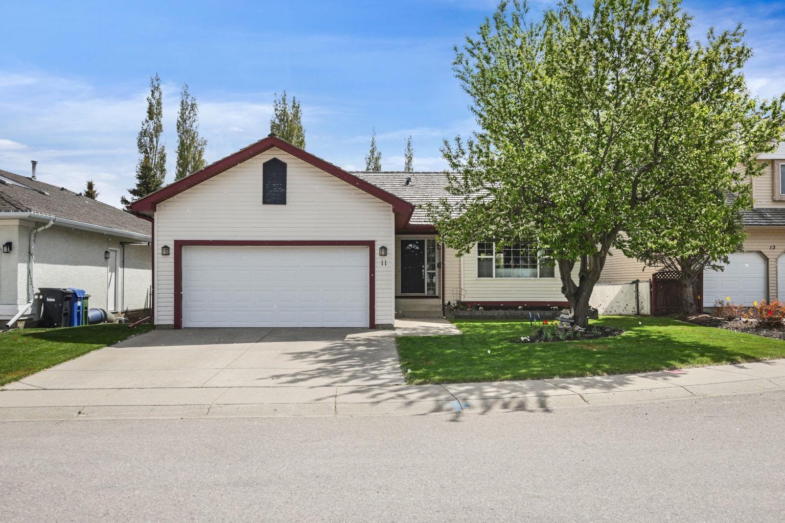 11 Strathmore Lakes Crescent — photo 1