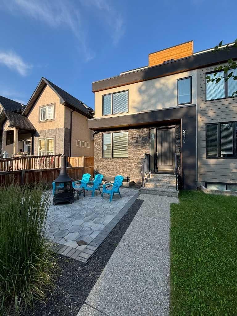 2418 24A Street SW — photo 2