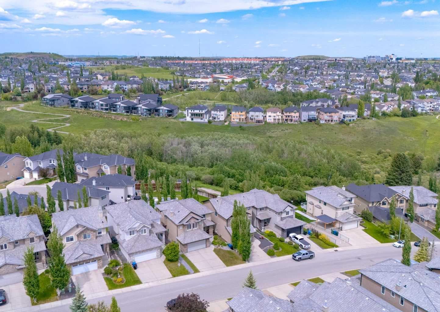 98 Royal Ridge Mount NW — photo 2