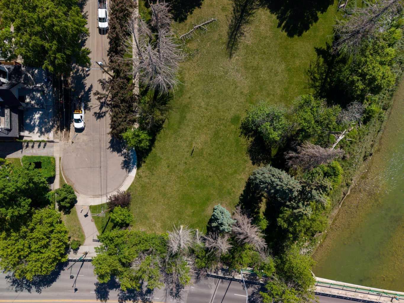 415 40 Avenue SW — photo 2