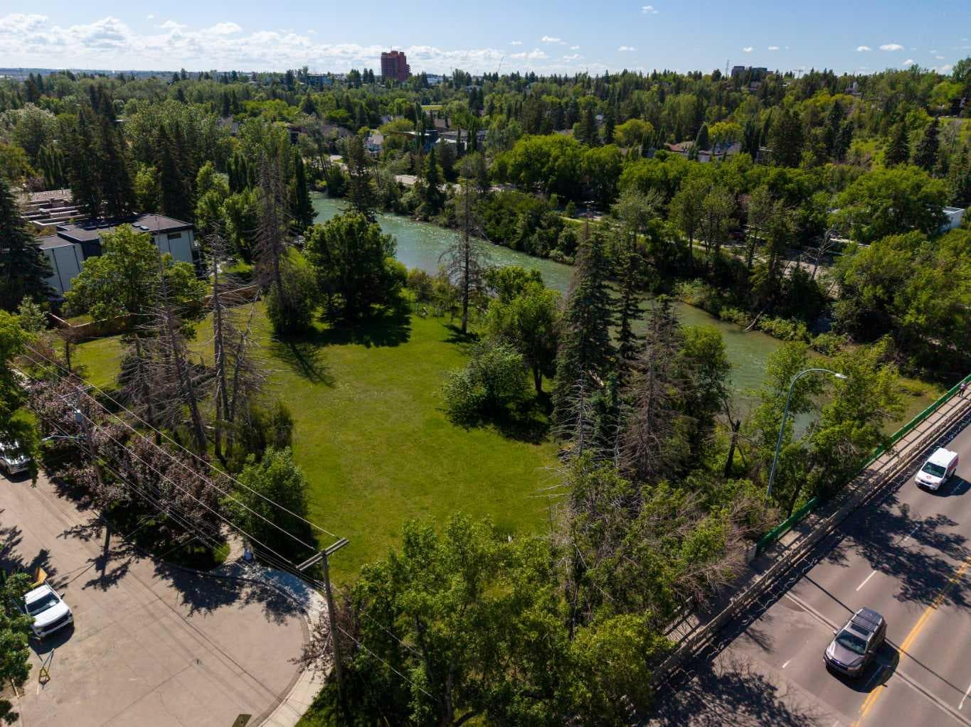 415 40 Avenue SW — photo 3