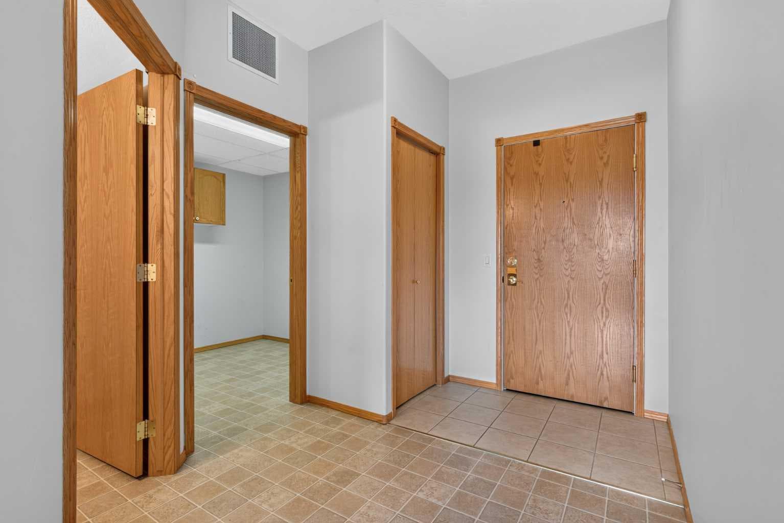 325, 728 Country Hills Road NW — photo 3
