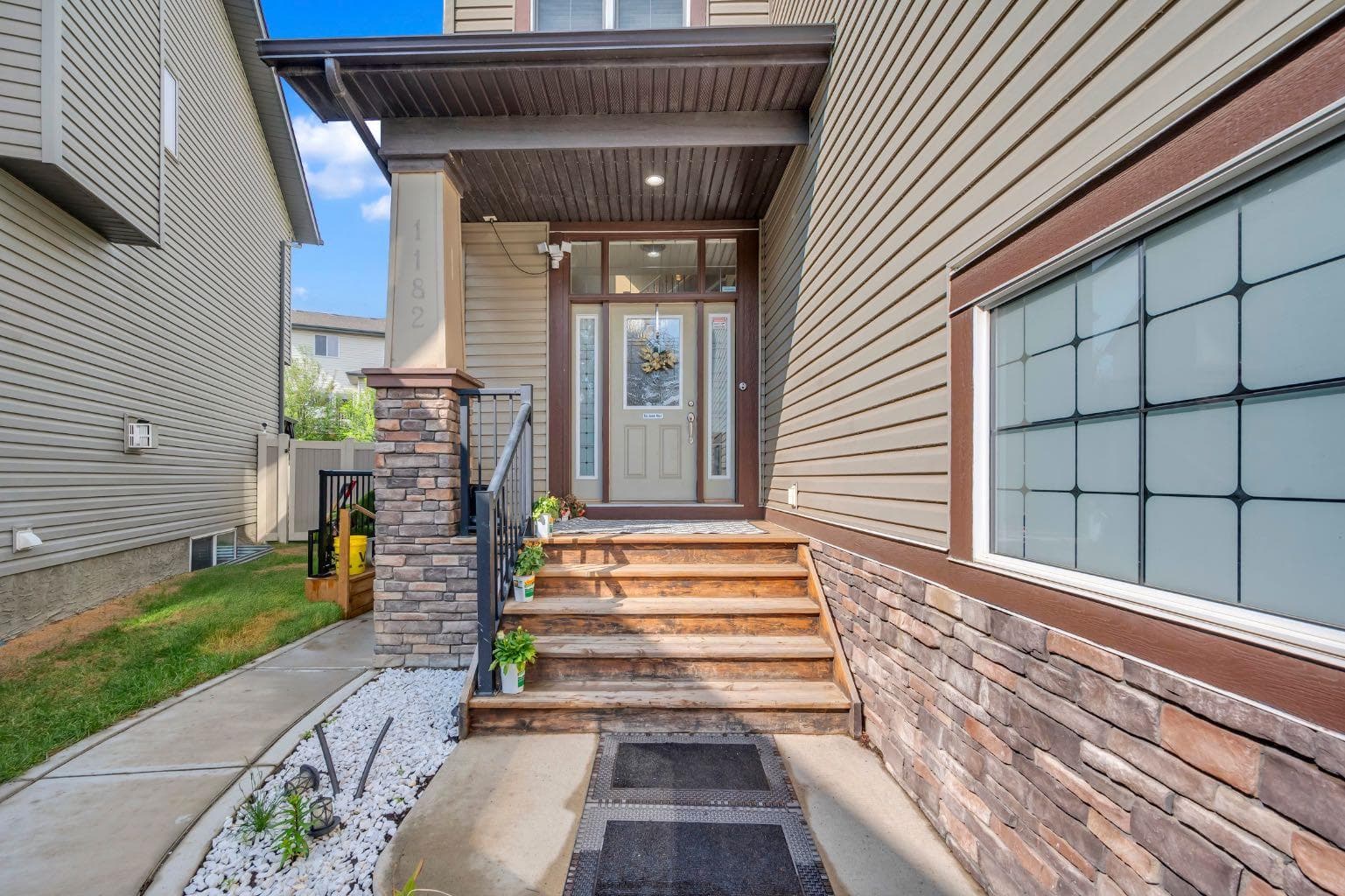 1182 Kingston Crescent SE — photo 5
