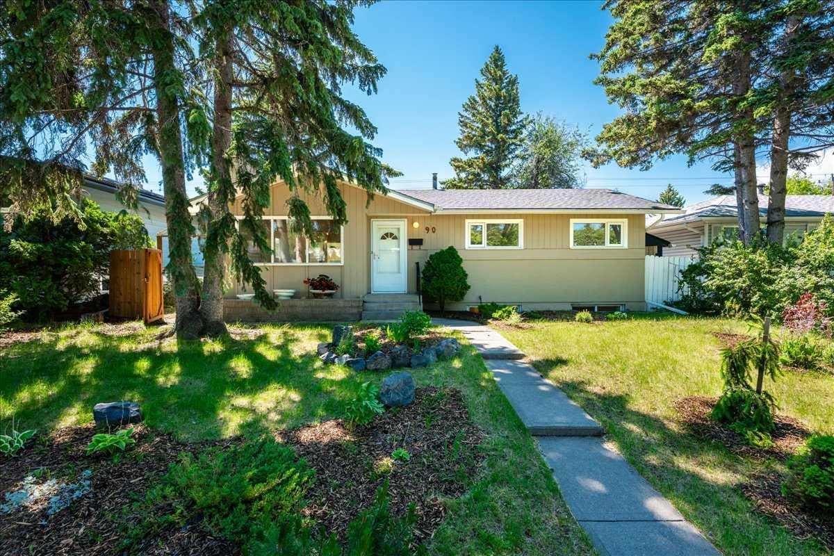 90 Armstrong Crescent SE — photo 1