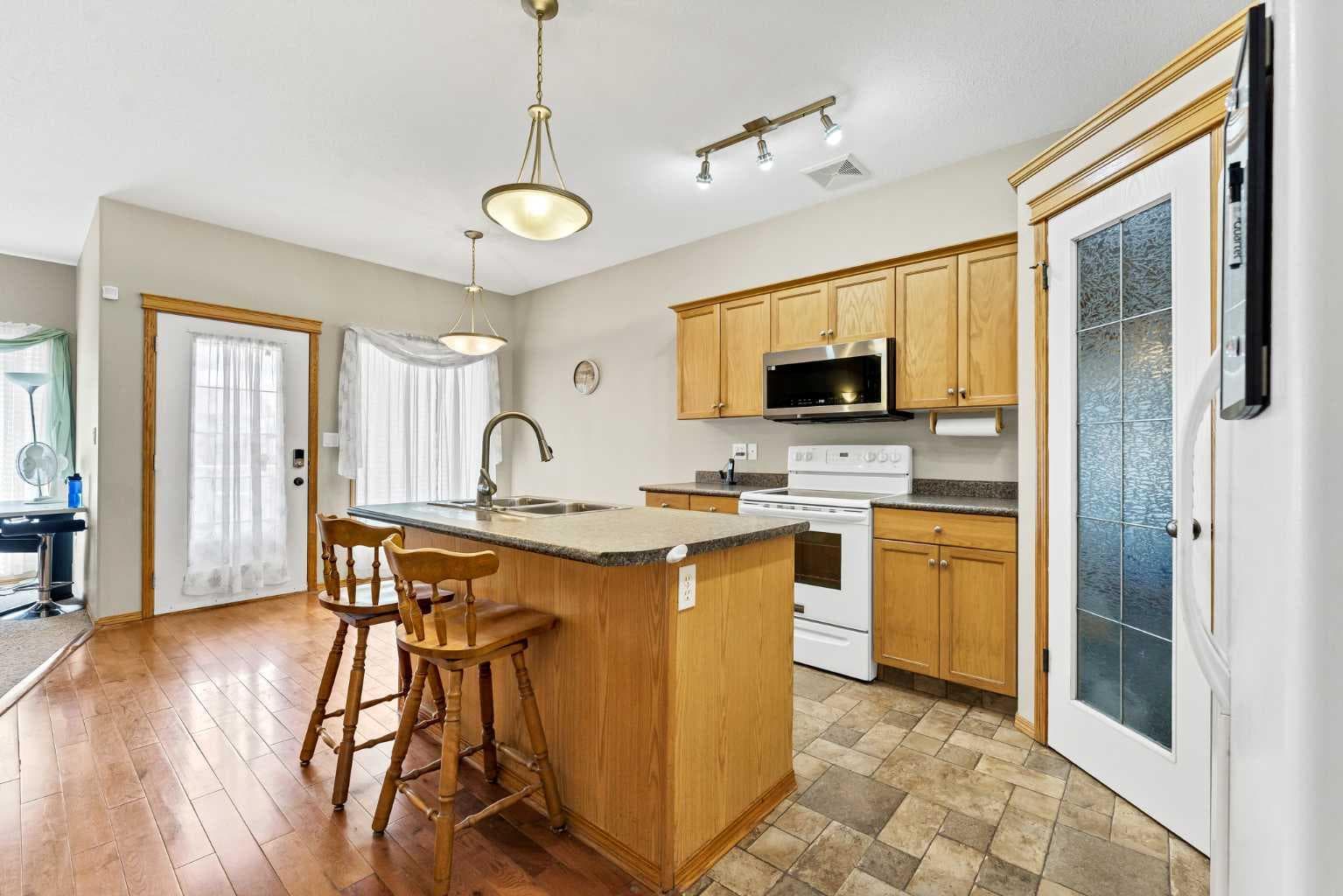 305 5 Avenue SW — photo 5