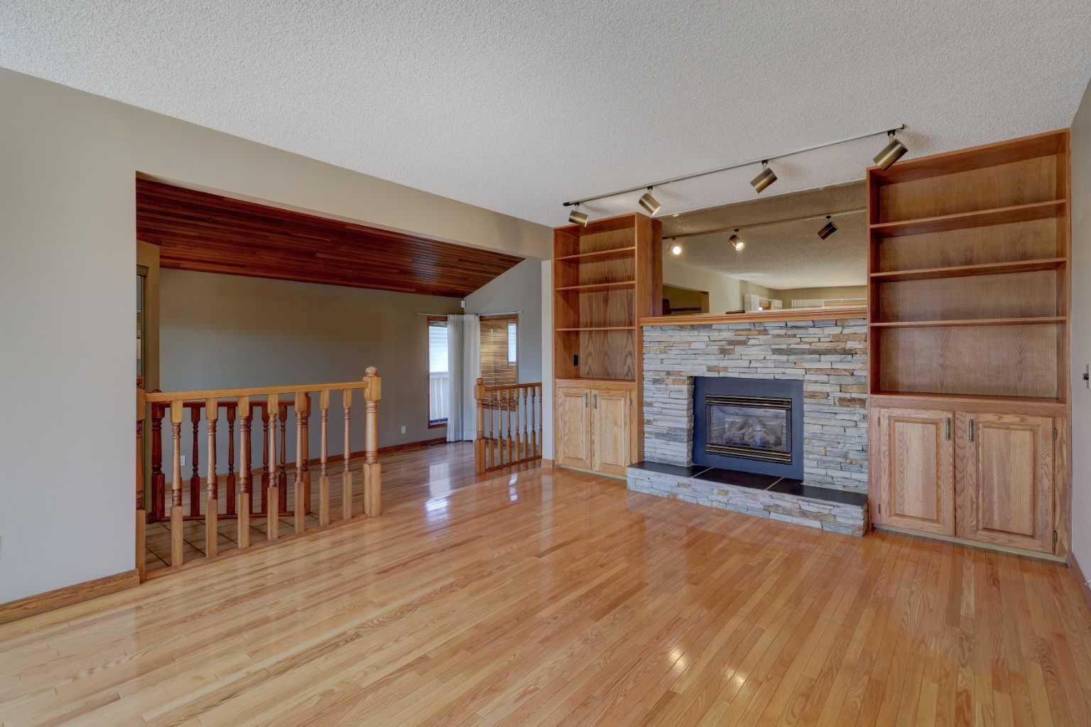 2328 Munro Drive NE — photo 2
