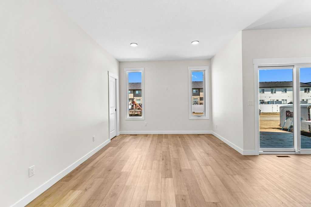 25 Ian Way — photo 5