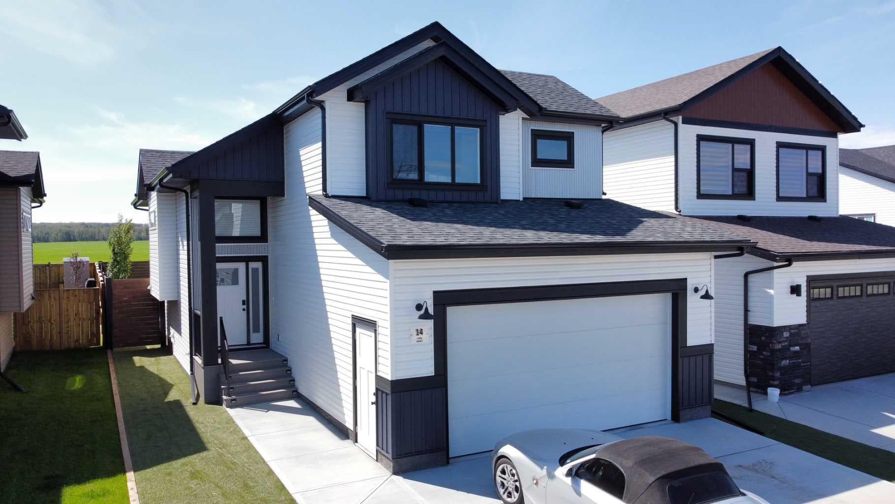 14 Ian Way — photo 1