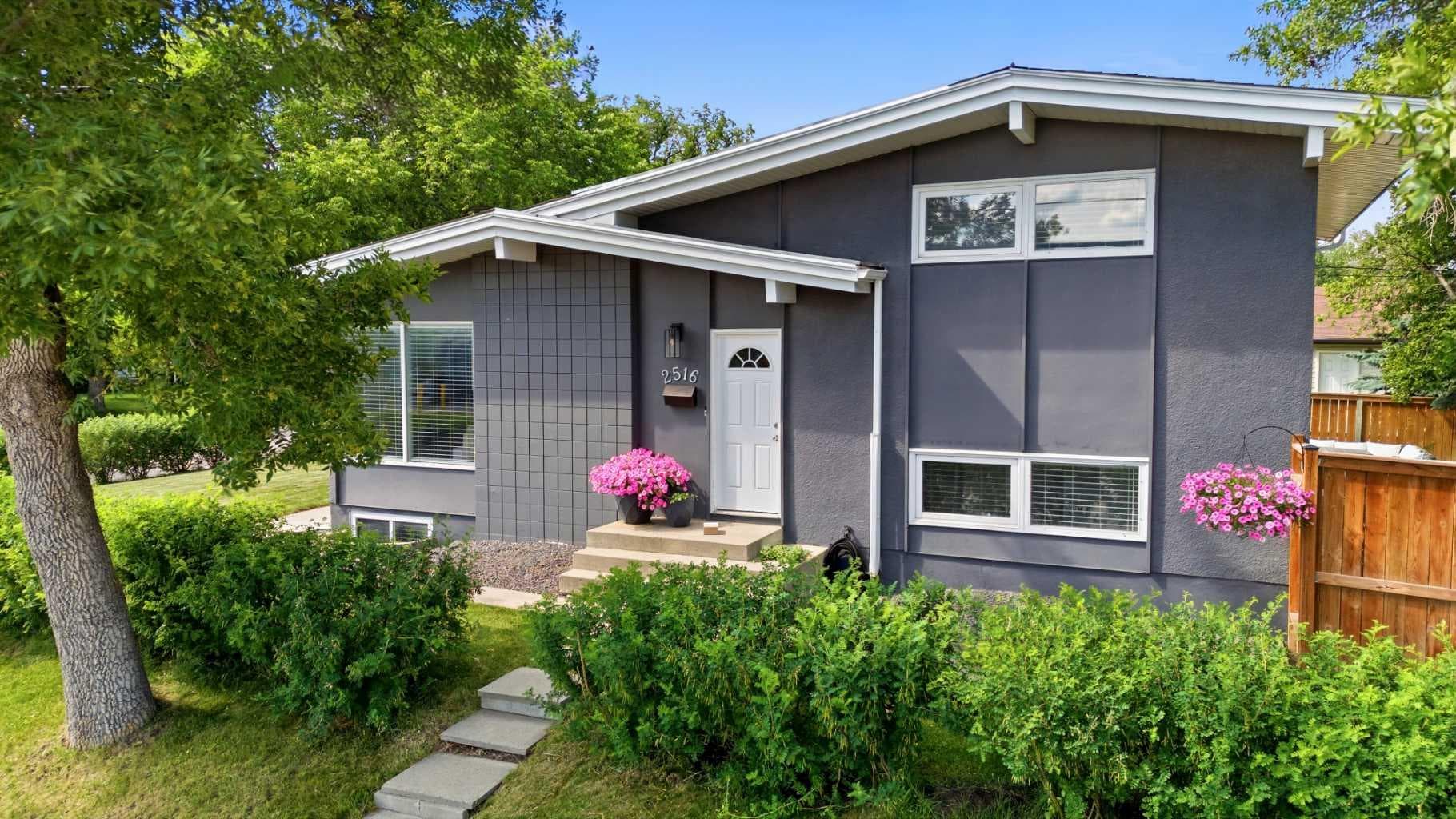 2516 63 Avenue SW — photo 1