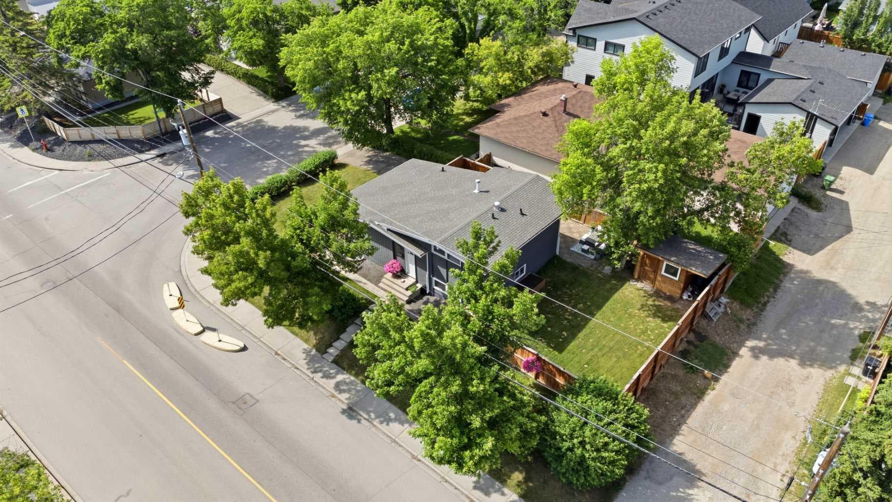 2516 63 Avenue SW — photo 2