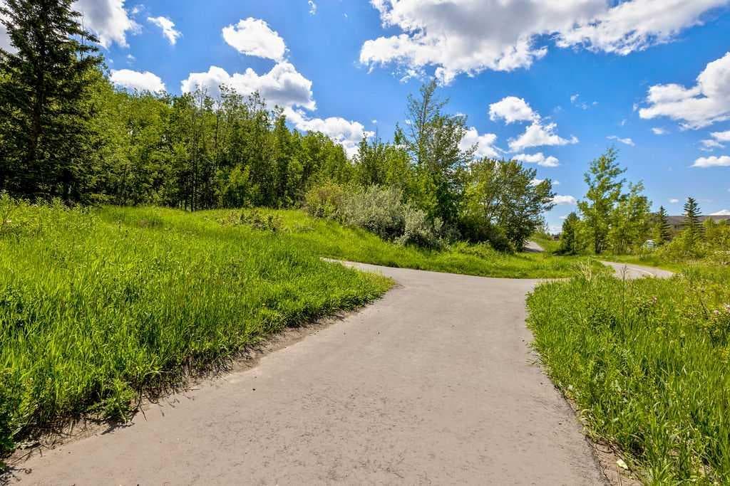 155 Citadel Meadow Gardens NW — photo 3