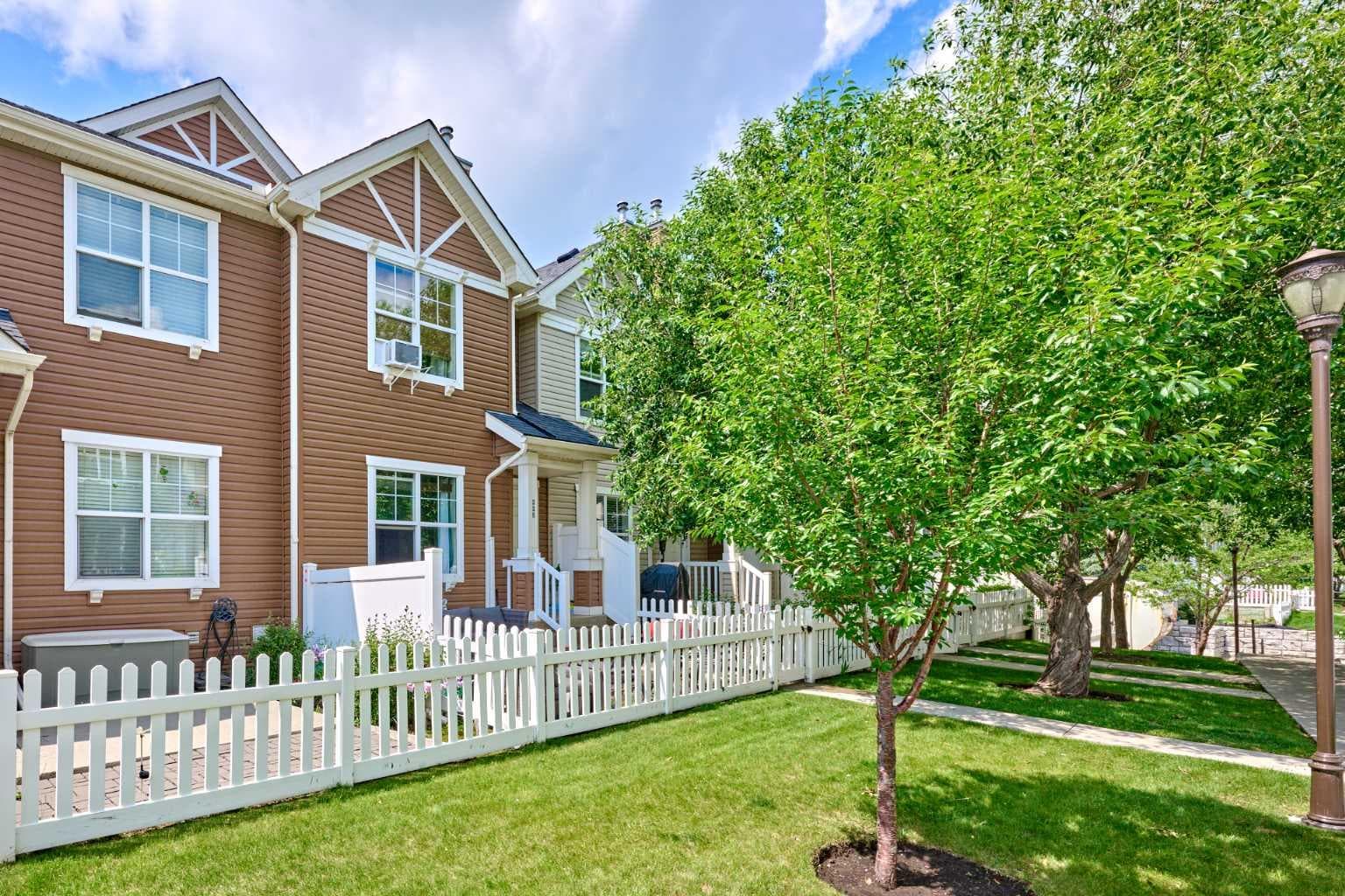 225 ELGIN Gardens SE — photo 1