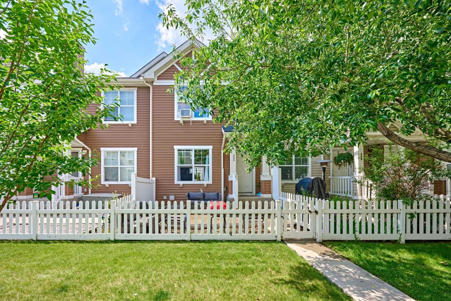 225 ELGIN Gardens SE — photo 3