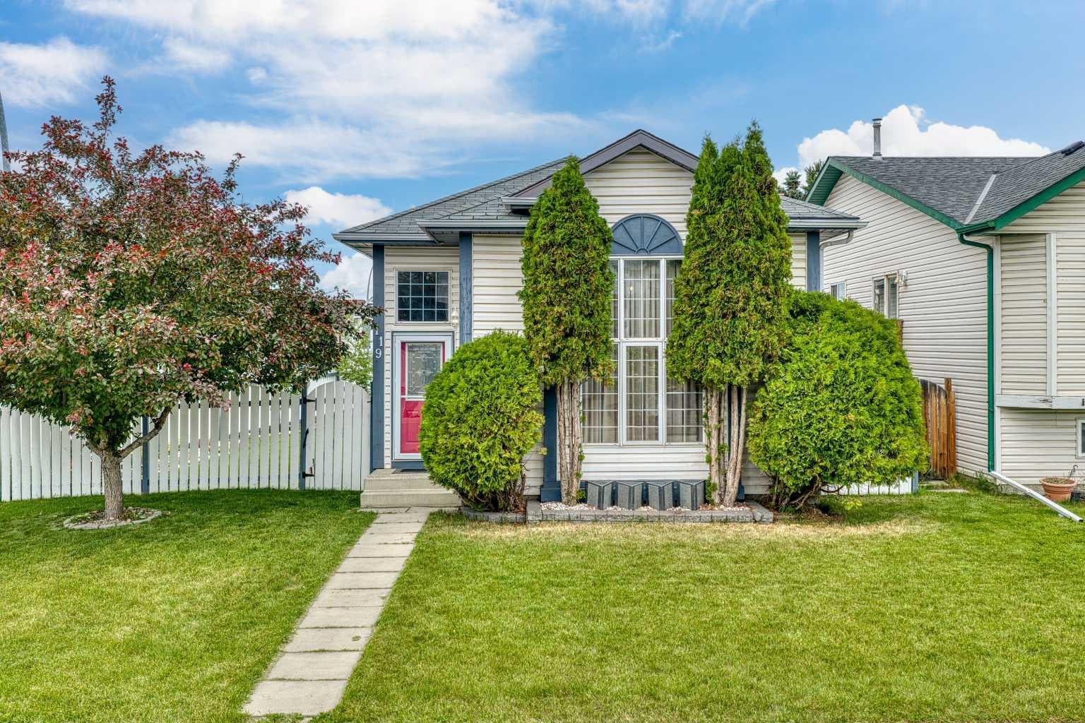 119 Applemont Close SE — photo 1