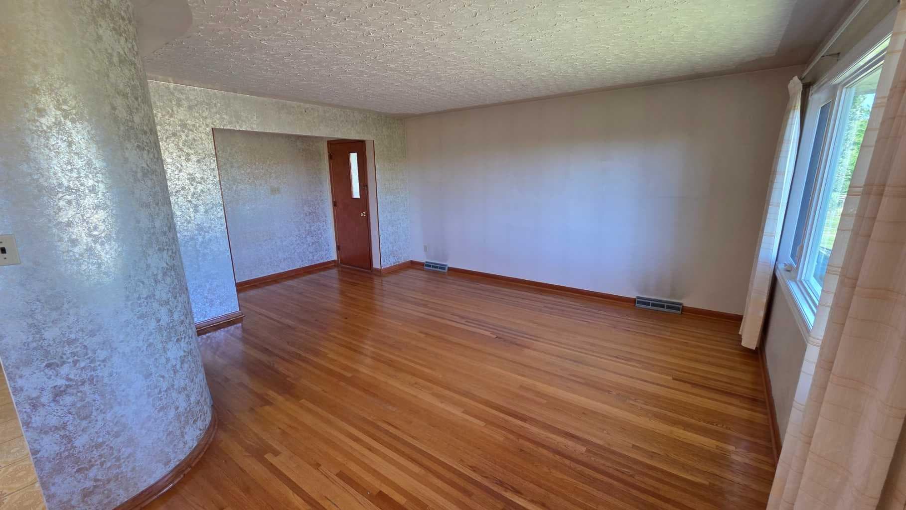4907 10 Avenue SW — photo 4