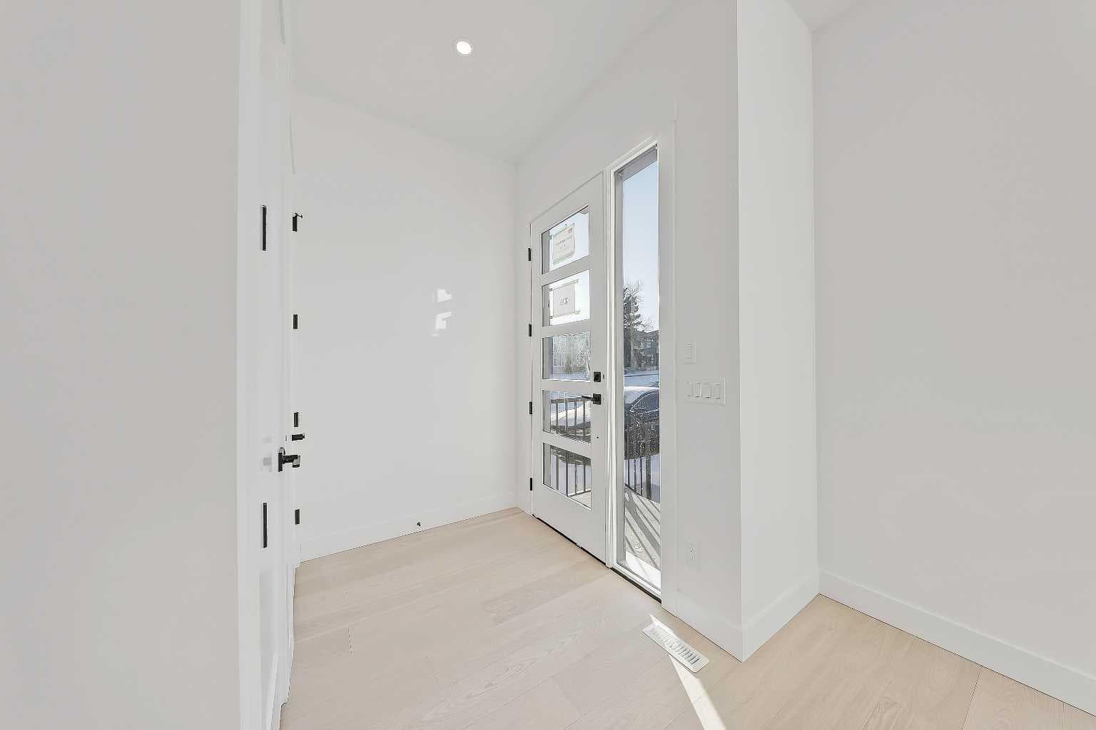 3538 43 Street SW — photo 2