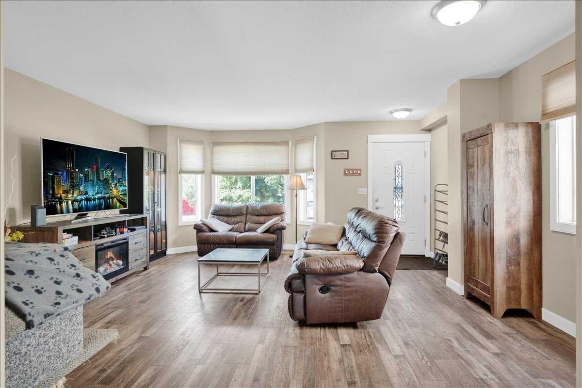118 Meadowpark Drive — photo 4