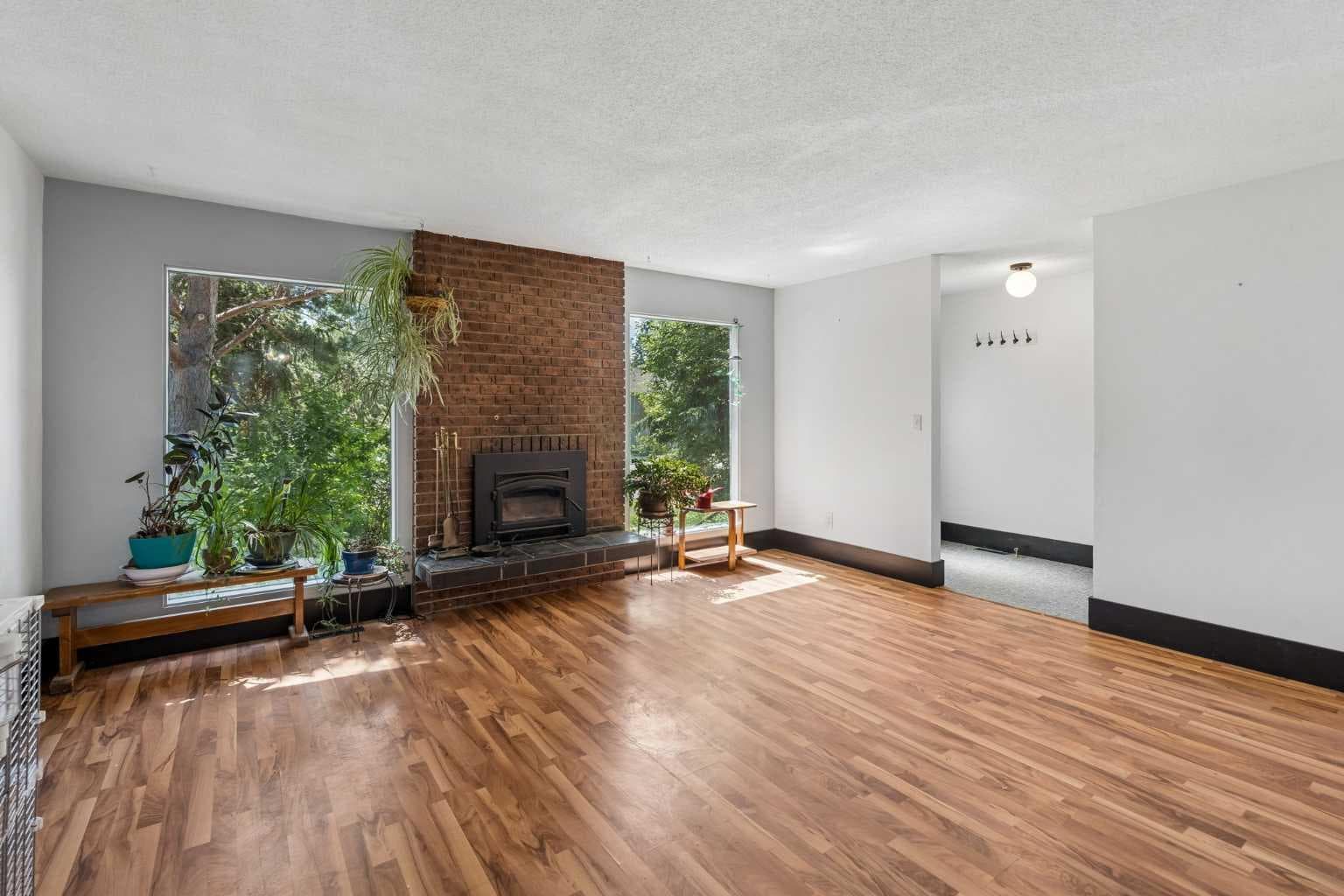 2524 106 Avenue SW — photo 3