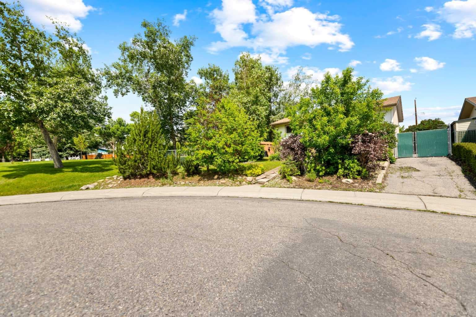 323 maddock Crescent NE — photo 2