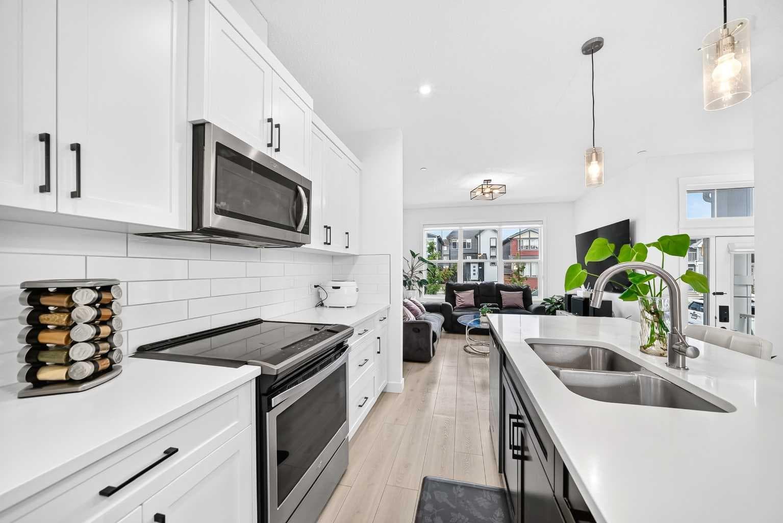 673 Livingston Way NE — photo 3