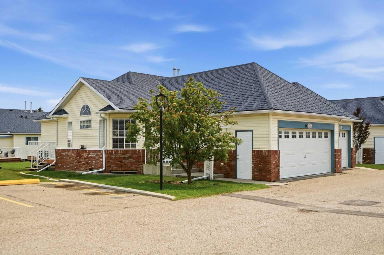 Row/Townhouse in Woodside
