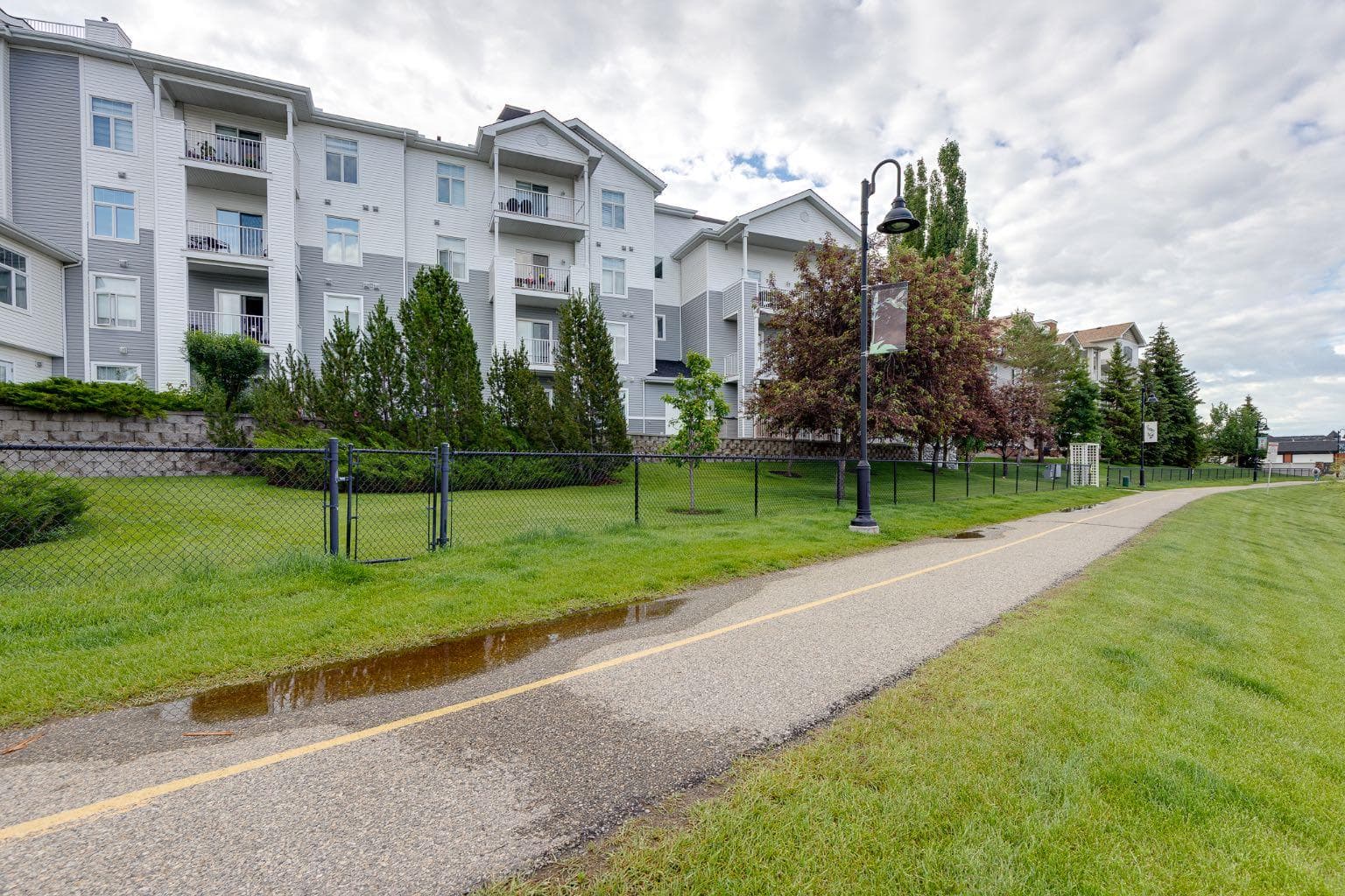 Apartment in Country Hills Village