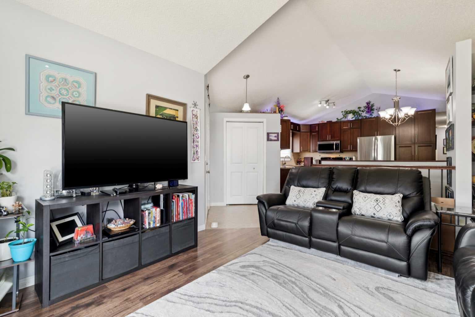 336 Coventry Close NE — photo 3