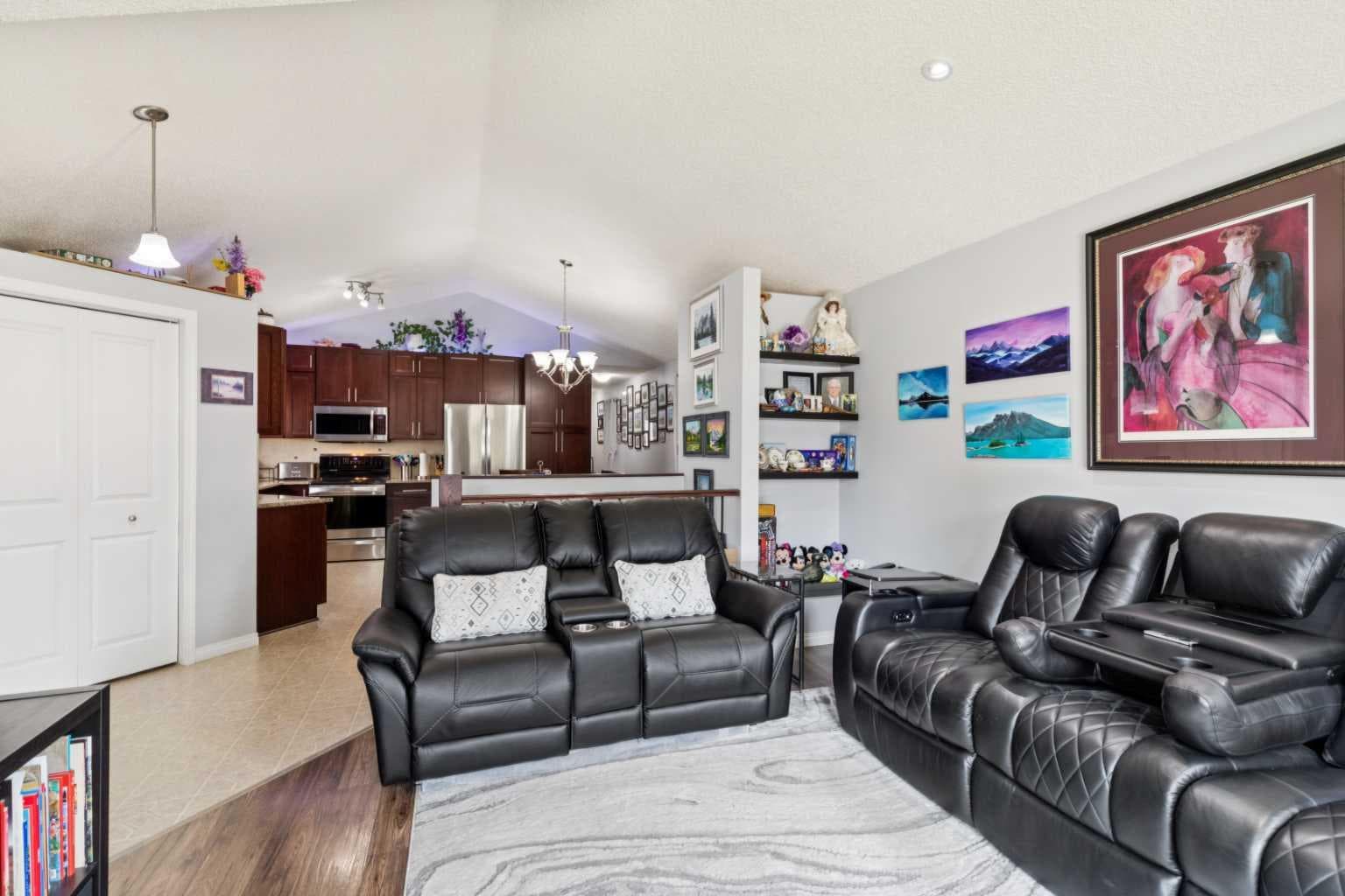 336 Coventry Close NE — photo 4
