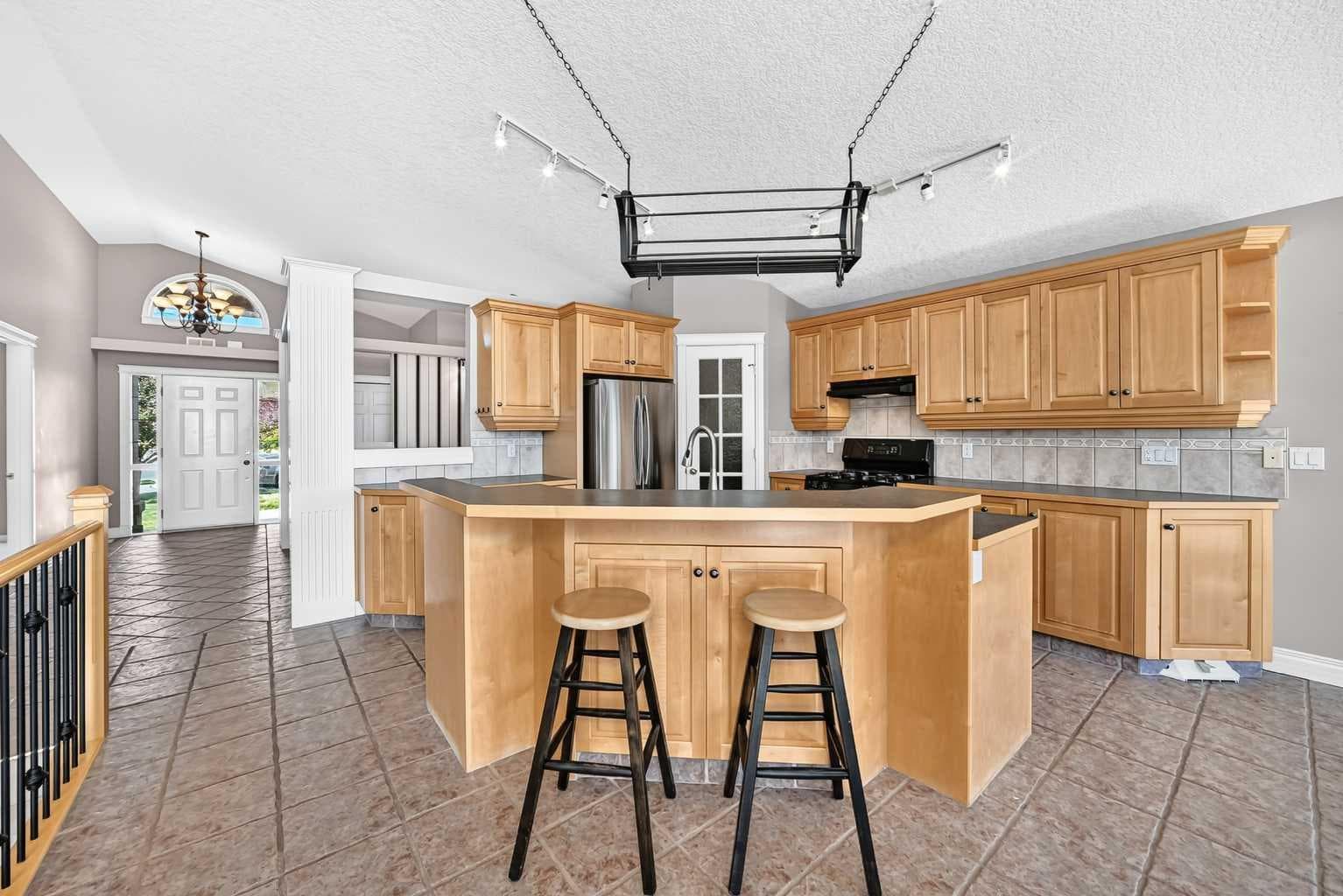 311 Royal Crest Bay NW — photo 4