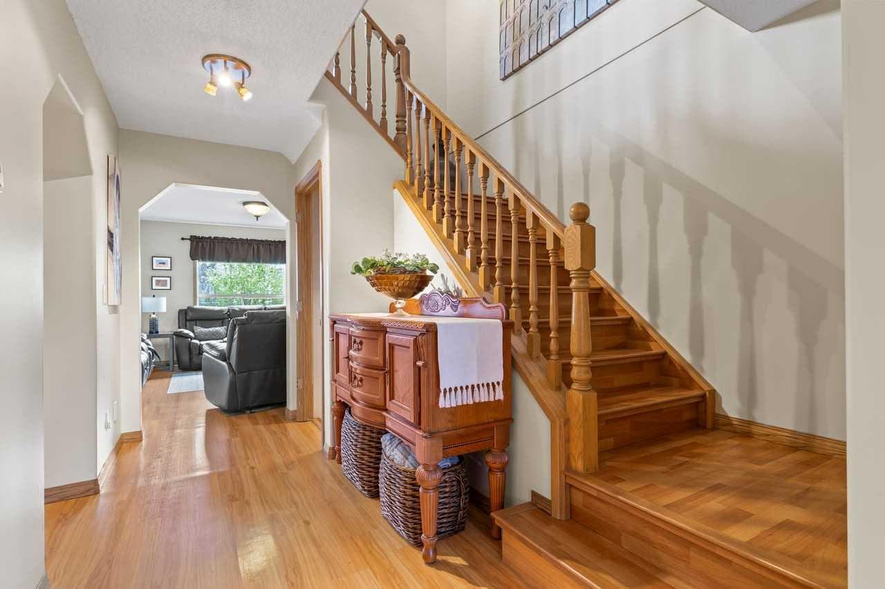 158 Saratoga Close NE — photo 3