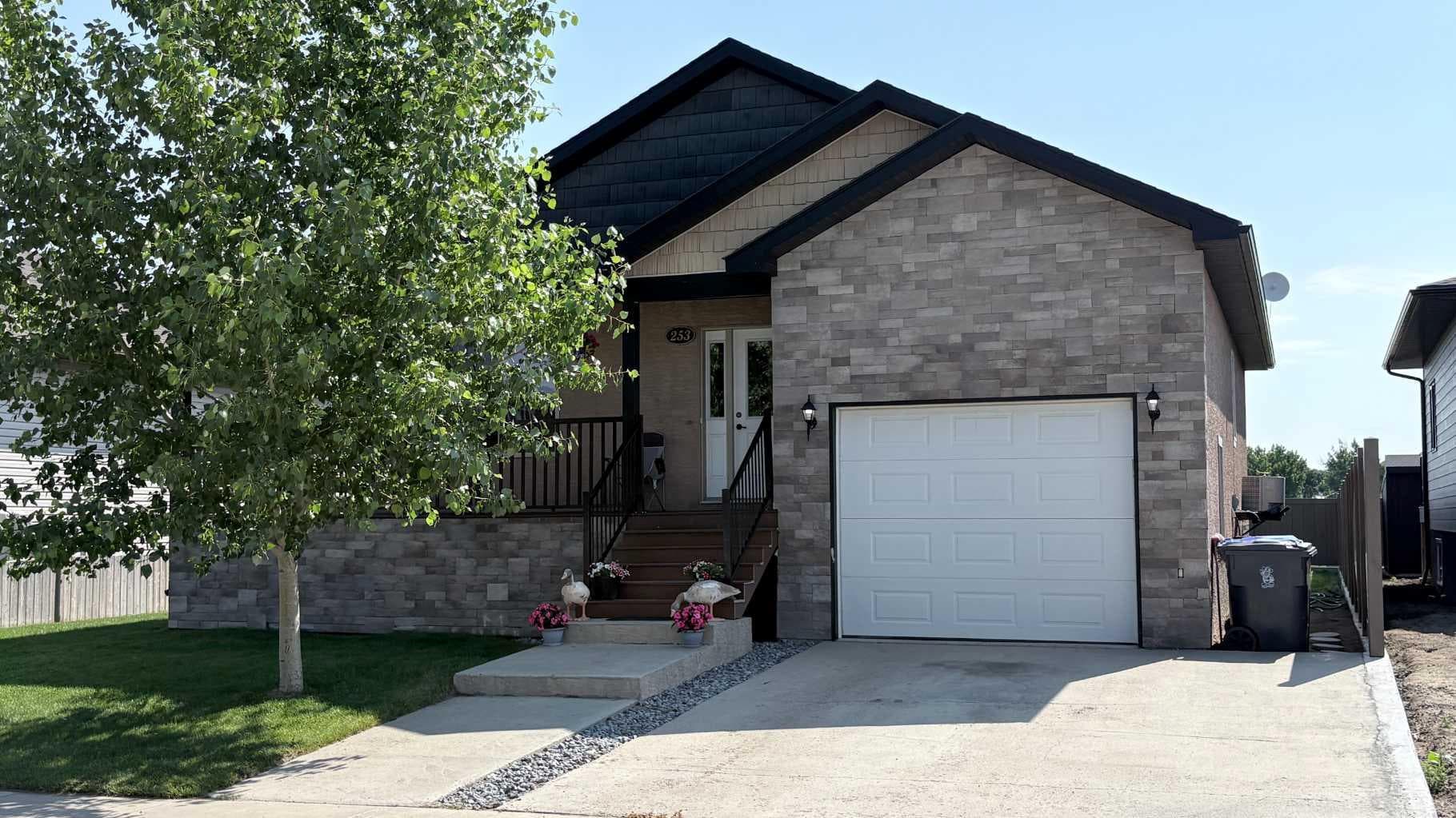 253 Westview Crescent — photo 1
