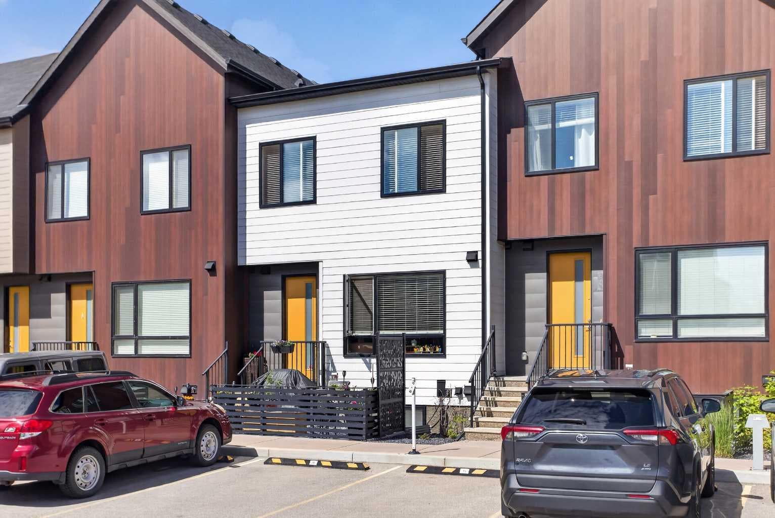 107 Redstone Crescent NE — photo 1