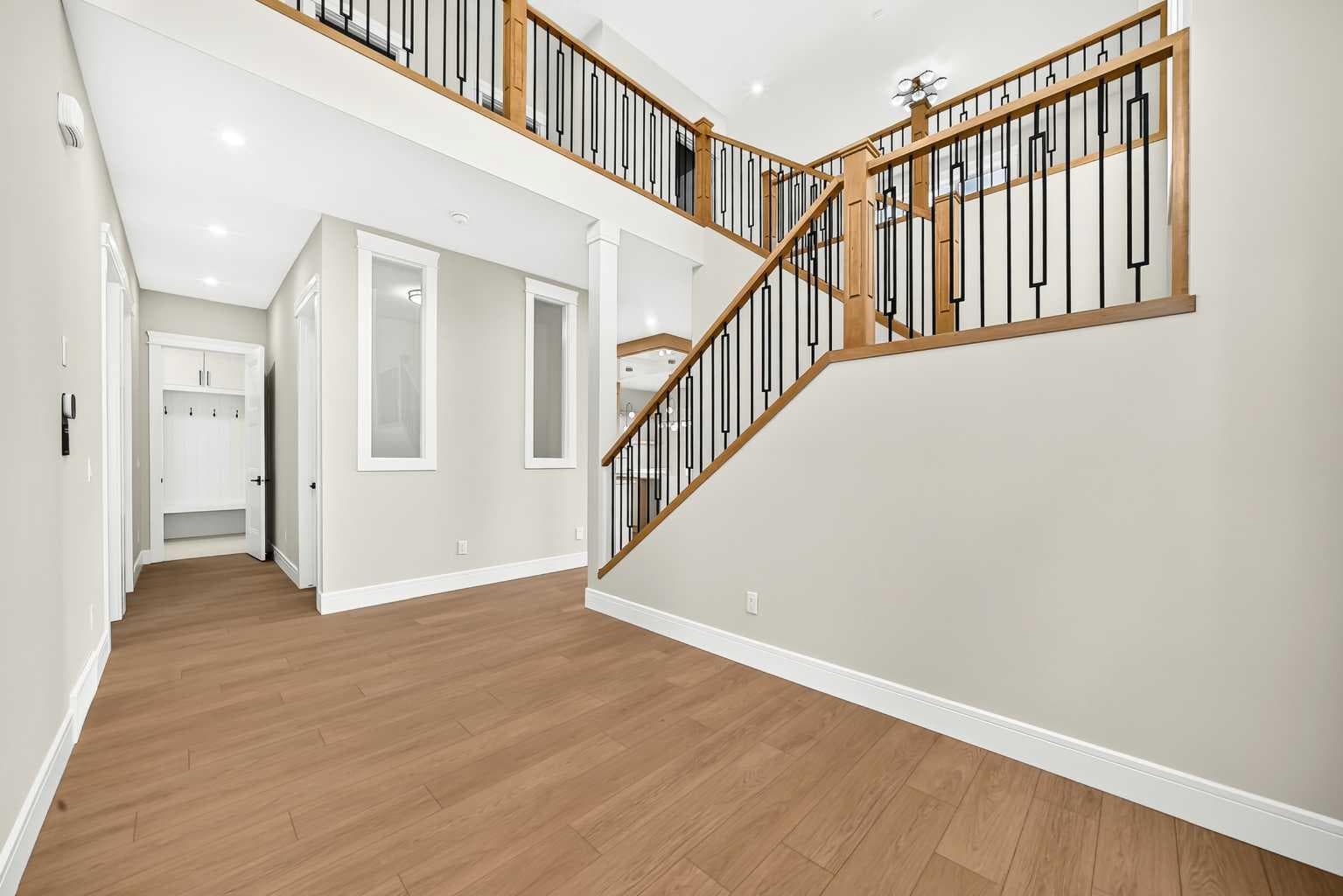 2049 Waterbury Road W — photo 2