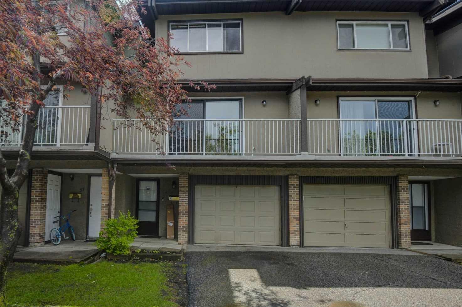 Row/Townhouse in Huntington Hills