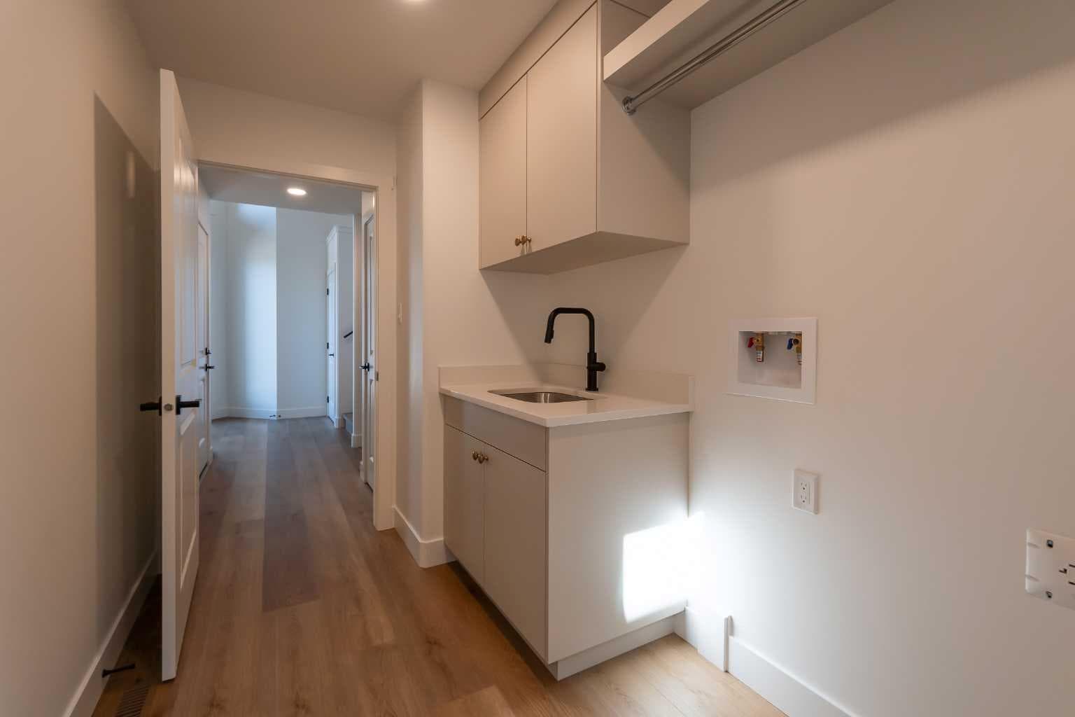 639 Sixmile Crescent S — photo 4