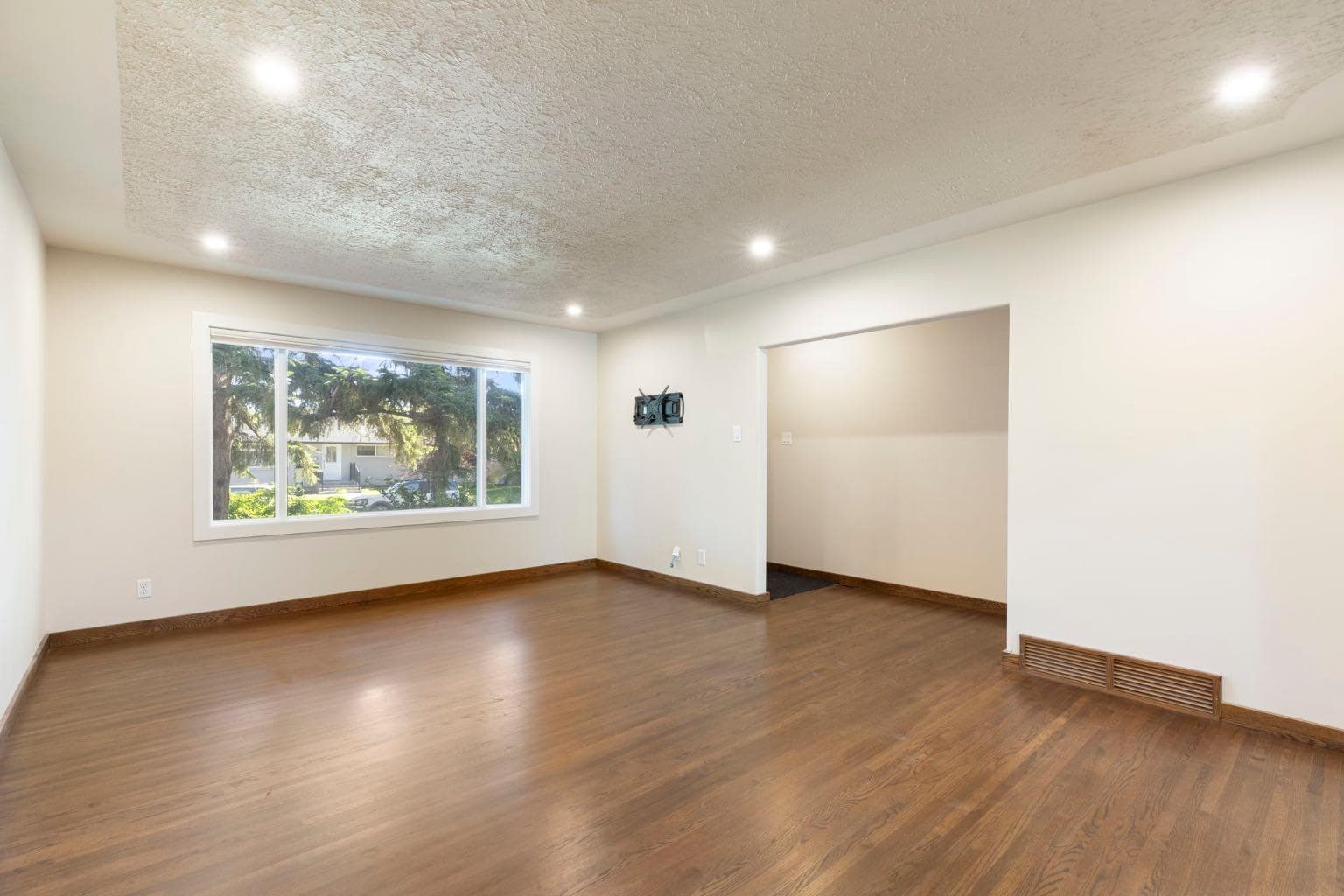 69 Winslow Crescent SW — photo 4