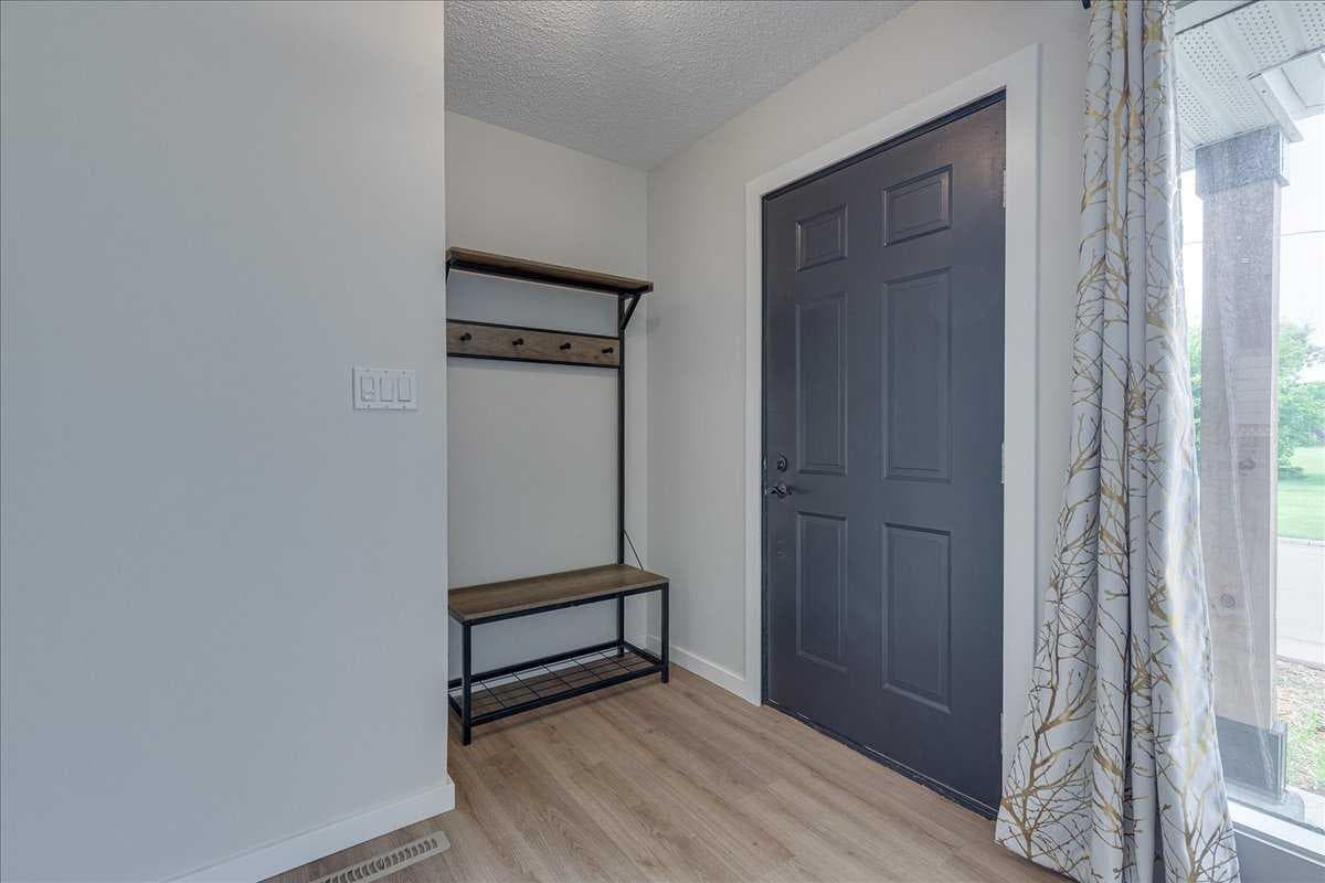 3 Armstrong Close — photo 4