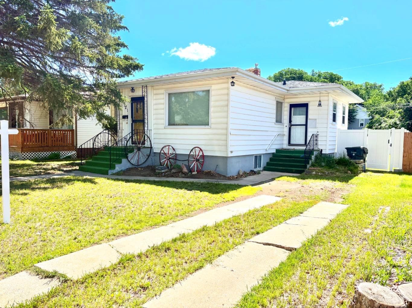 121 5 Street SE — photo 1
