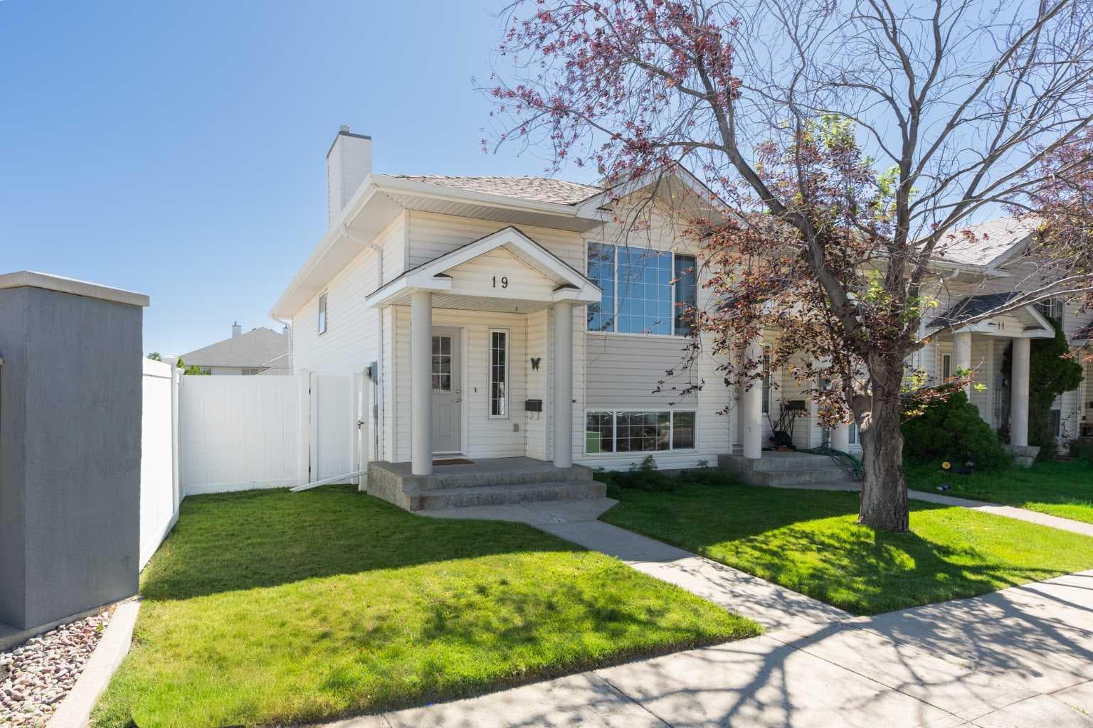19 Chilcotin Lane W — photo 1