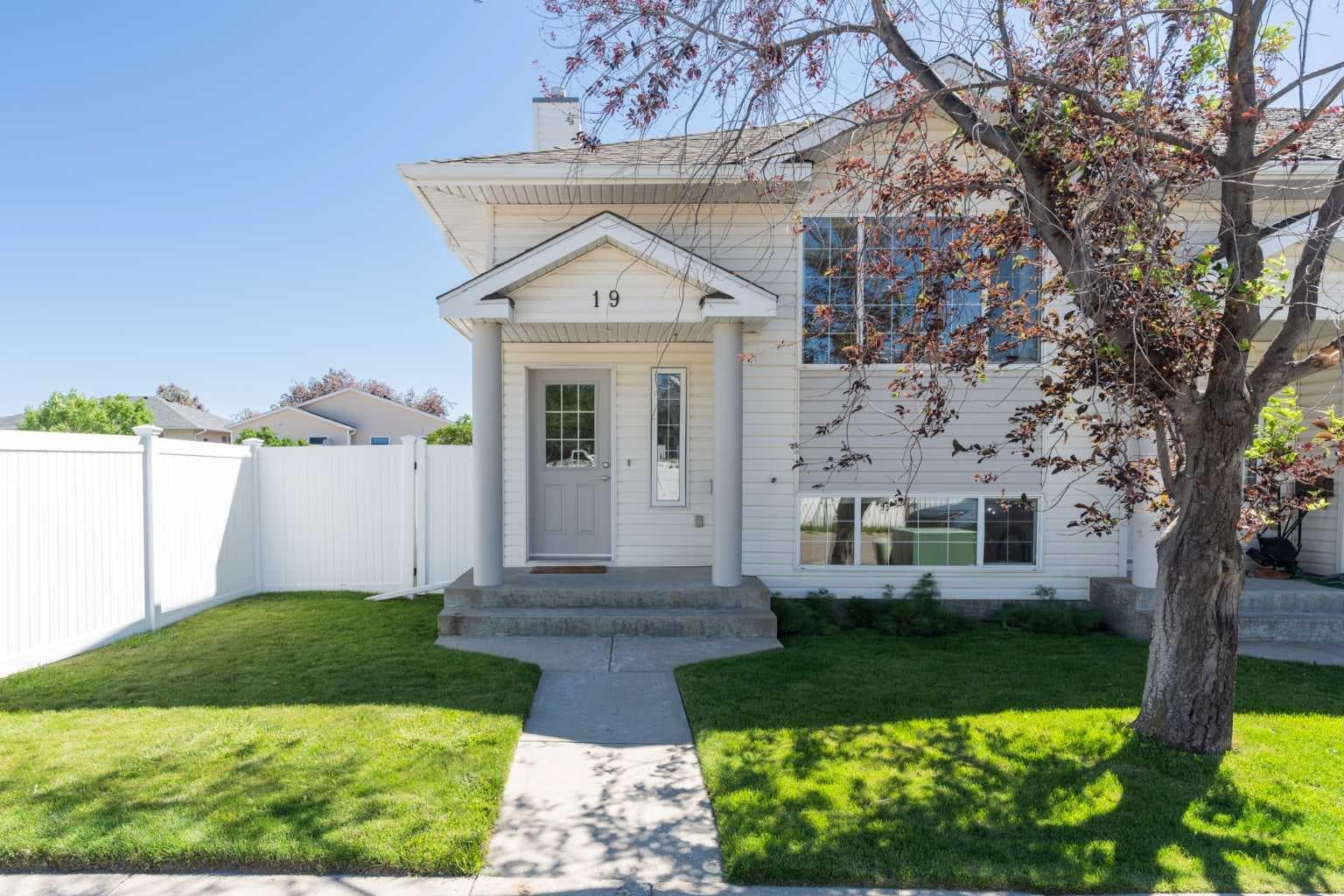 19 Chilcotin Lane W — photo 2