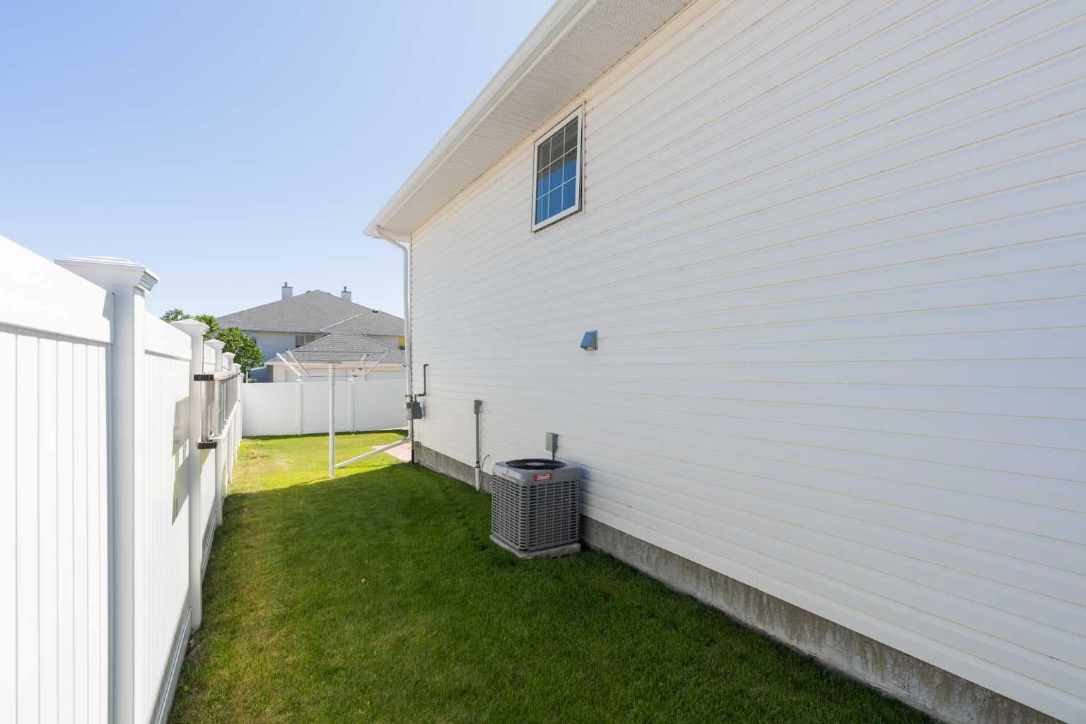 19 Chilcotin Lane W — photo 3