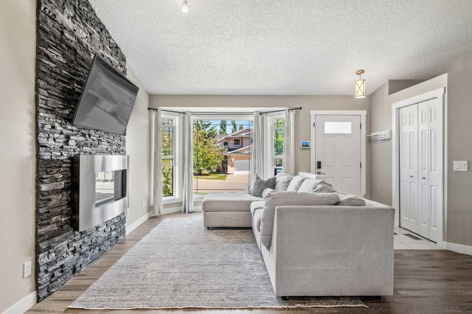 78 Edgevalley Close NW — photo 3