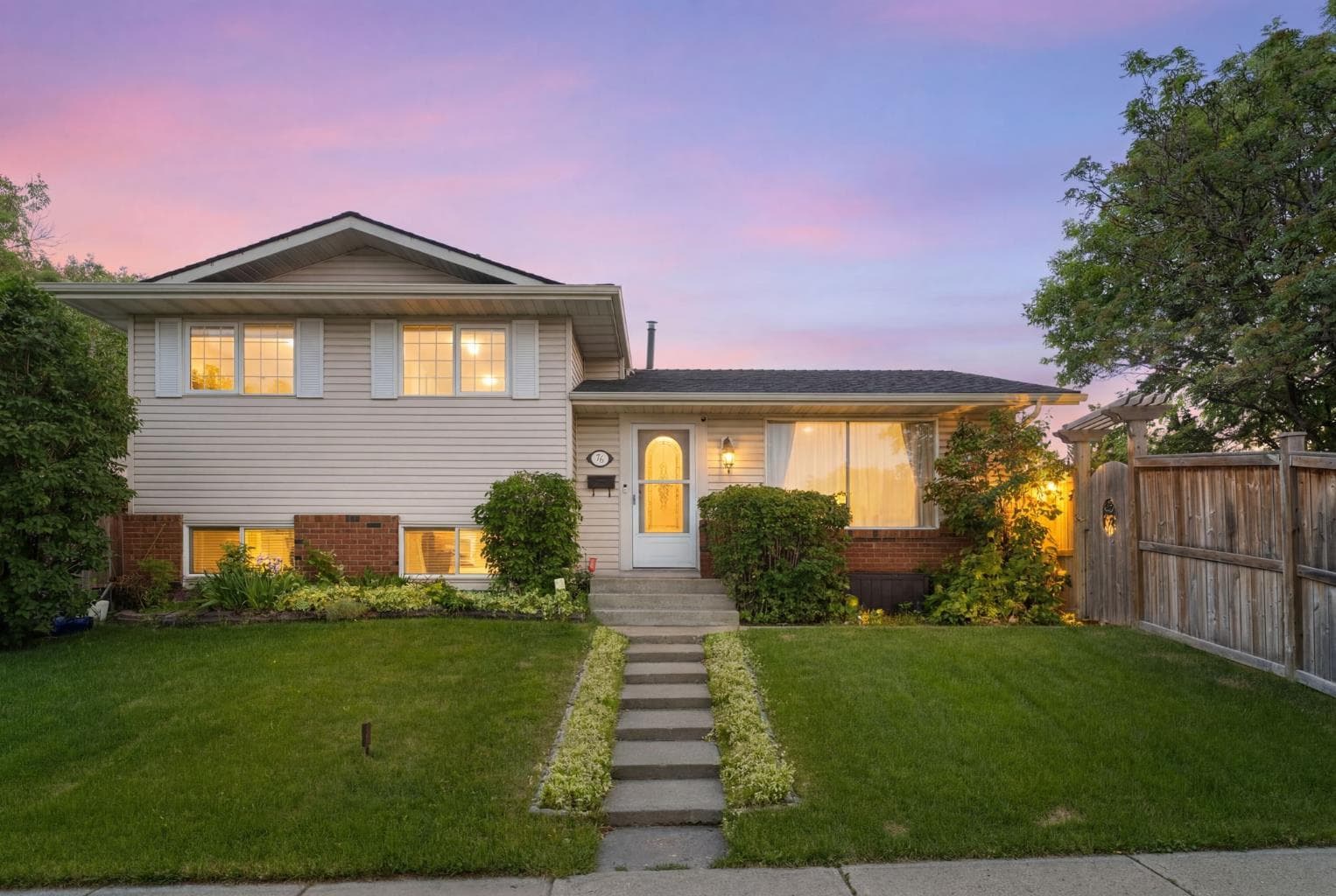 76 Pinebrook Close NE — photo 1