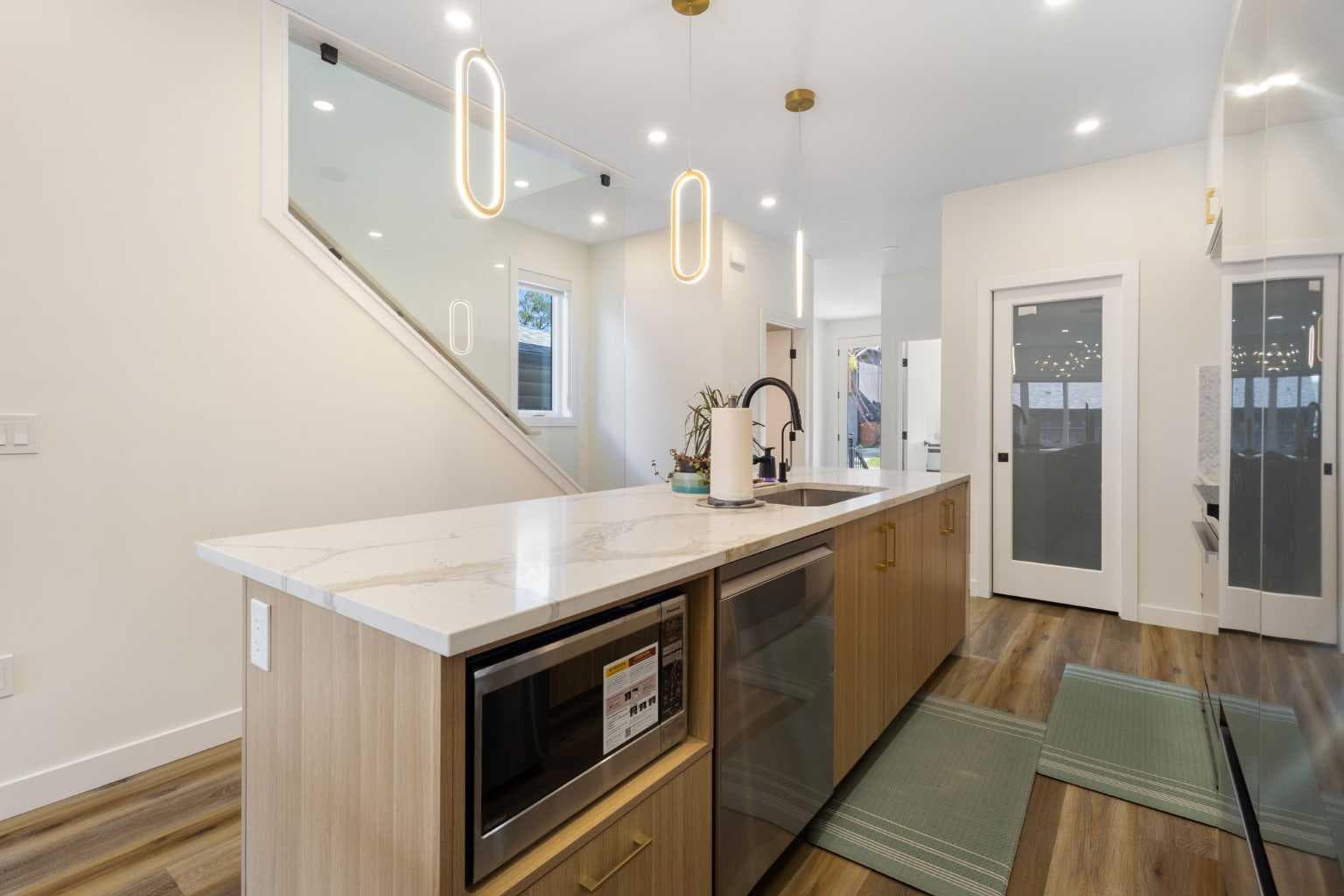 2424 25 Avenue NW — photo 5