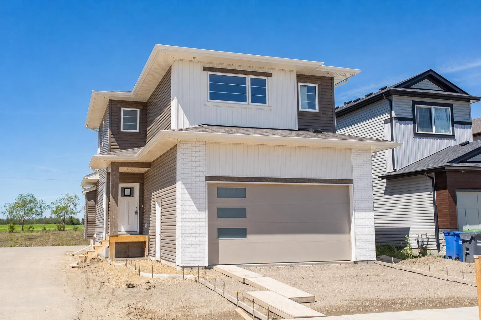 60 Emmett Crescent — photo 1