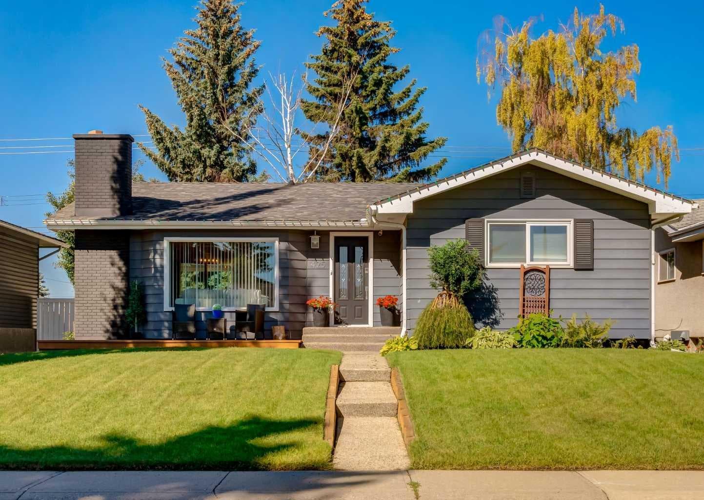 425 Woodland Crescent SE — photo 1