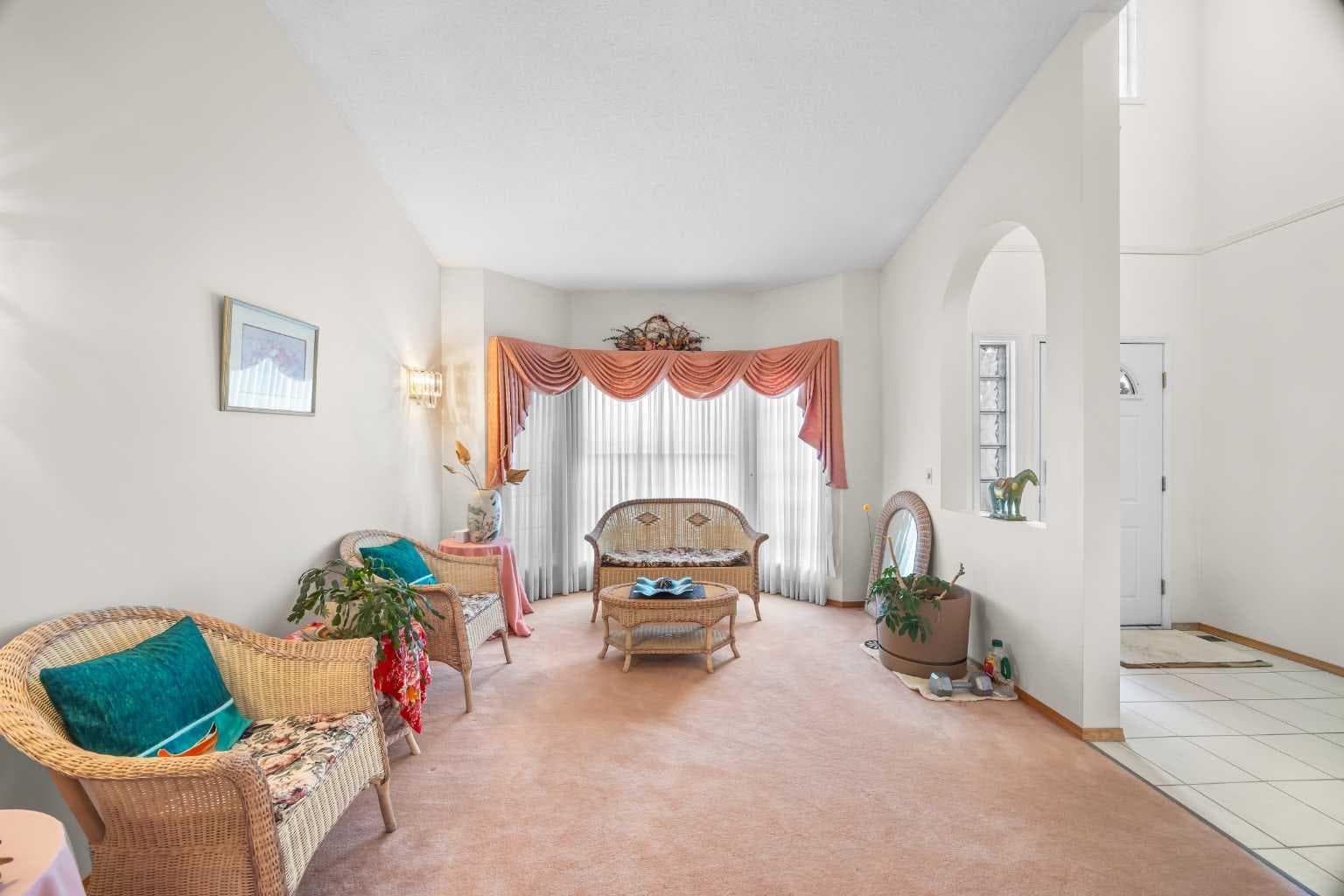 107 Hampshire Close NW — photo 3